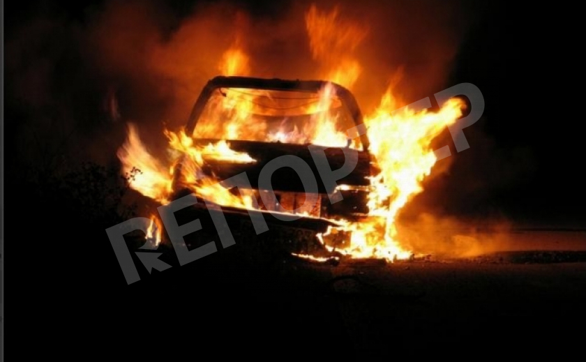 В Никополе ночью сгорели два автомобиля