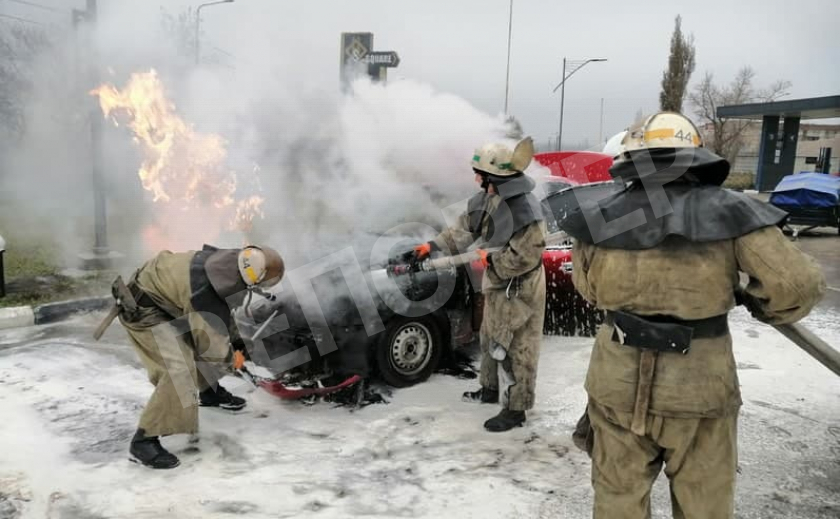 На Днепропетровщине загорелся автомобиль на заправочной станции