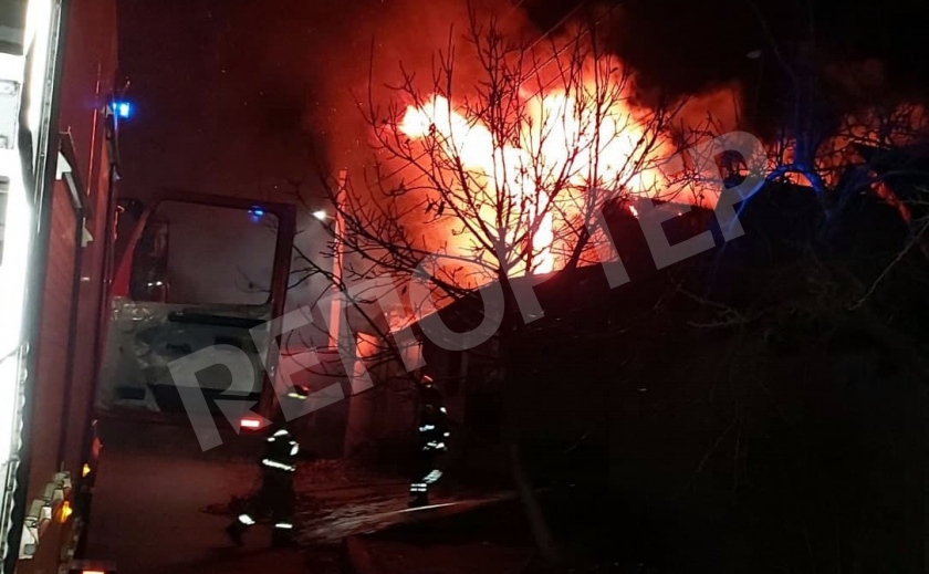В Никополе масштабно горел частный сектор В Никополе масштабно горел частный сектор