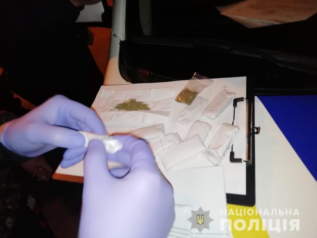 В Никополе парень на скутере катался с полными карманами