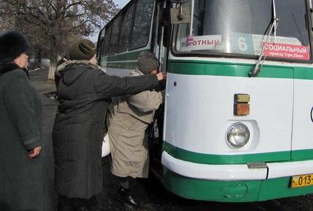 В Никополе отменили льготные и сократили обычные маршруты автобусов