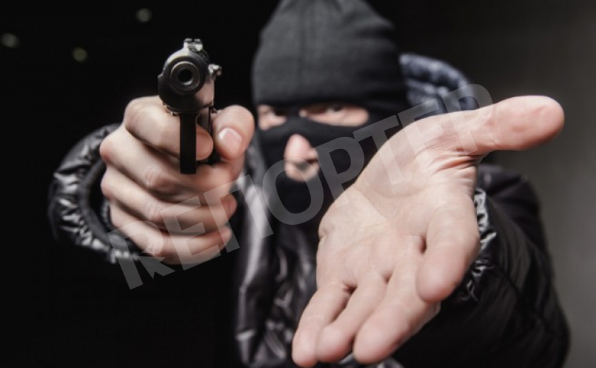 Никопольский бандит с пистолетом ограбил магазин на 24 тыс. грн