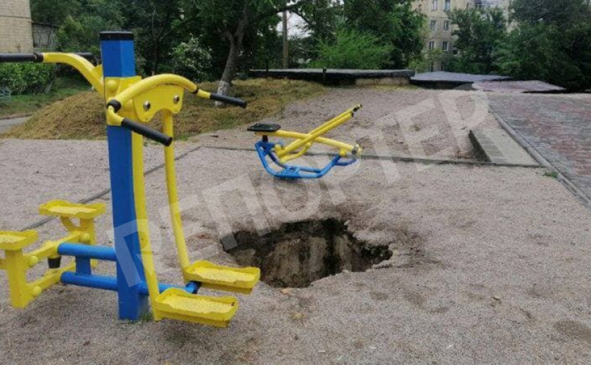 На спортивной площадке в Никополе провалилась земля