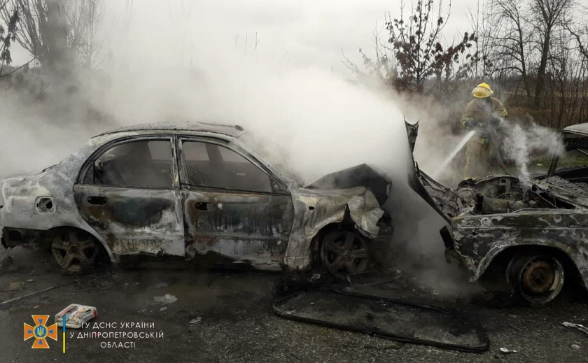 В Никопольском районе во время ДТП загорелись автомобили