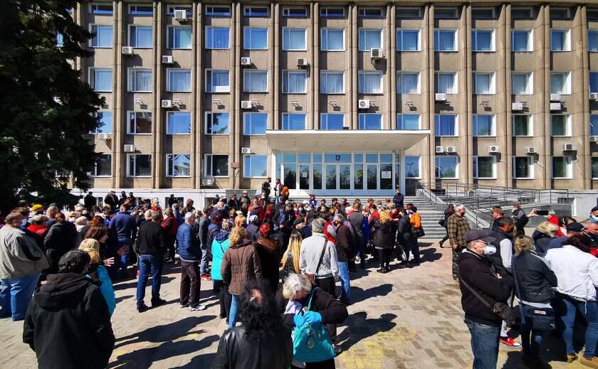 В Никополе проходит бунт рыночников, к власти заводят по одному