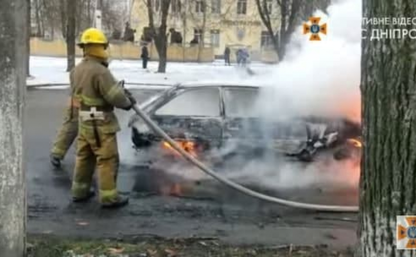 В Никополе горел автомобиль «ЗАЗ»: пострадал водитель