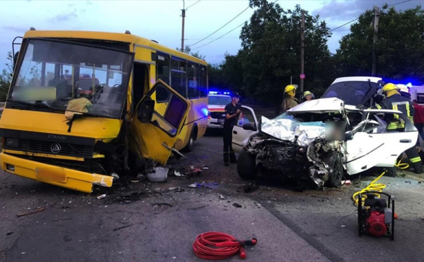 Погибший и 4 пострадавших: В Никополе автобус под управлением 80-летнего водителя столкнулся с «Toyota»
