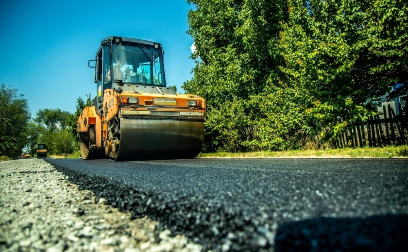 В Днепропетровской области более 30 местных дорог теперь с новым покрытием
