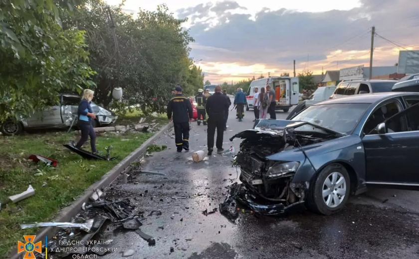 У Нікополі зіткнулися «Audi A6» та «Mitsubishi Lancer»: один з водіїв помер дорогою до лікарні