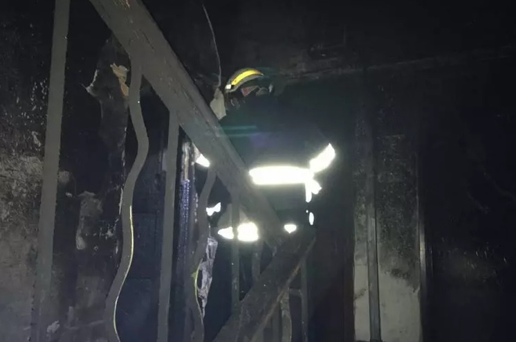 На Днепропетровщине ночью сгорели две квартиры в одном подъезде