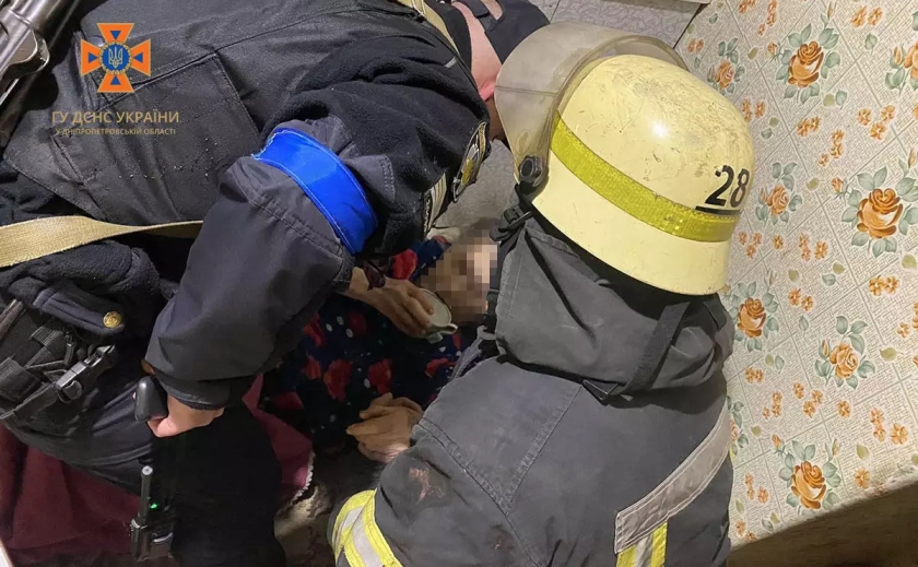 У Нікополі рятувальники допомогли хворим чоловіку та жінці, які опинилися у біді