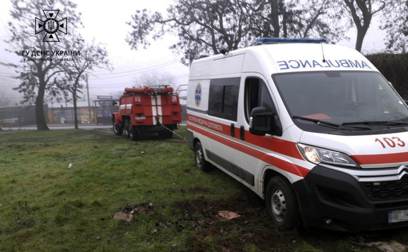 Надзвичайники Дніпропетровщини витягли автомобіль медичної допомоги із багна