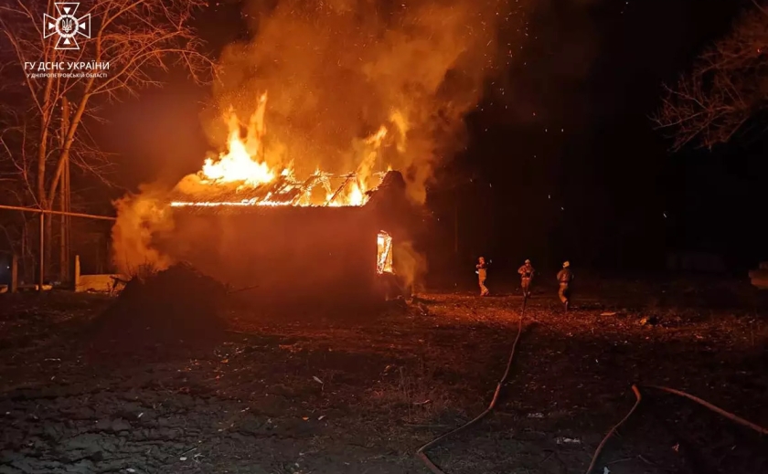 У Нікополі 13 рятувальників гасили велику пожежу