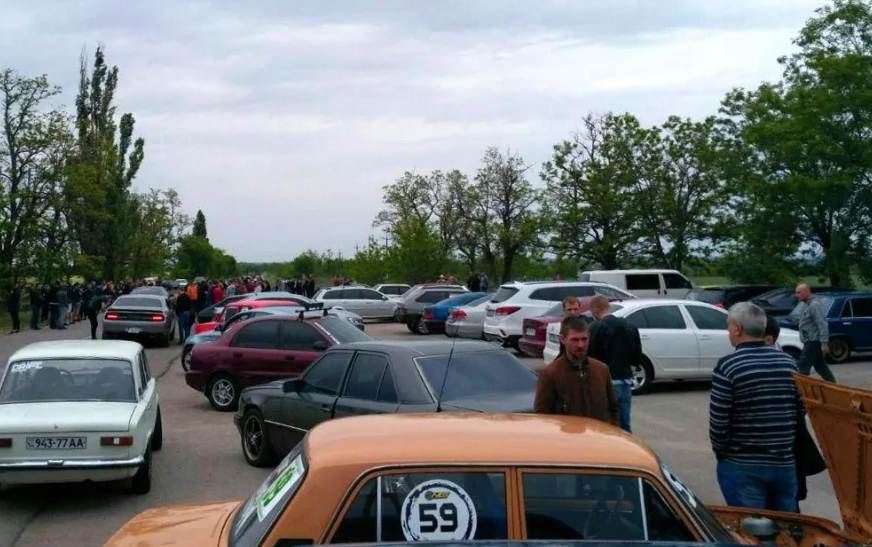 В Капуловке на Днепропетровщине водители устроили гоночный чемпионат