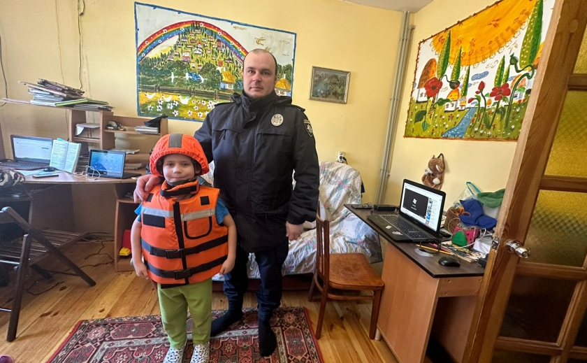 Нікопольска поліція отримала каски і бронежилети для евакуації дітей