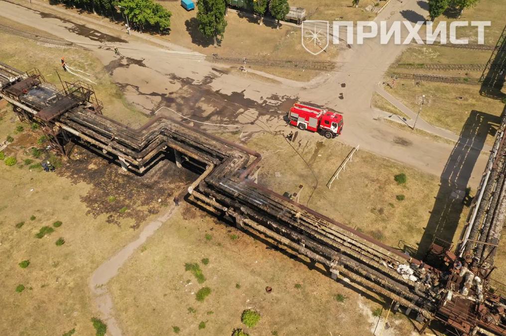 В Никополе загорелась заводская газовая труба
