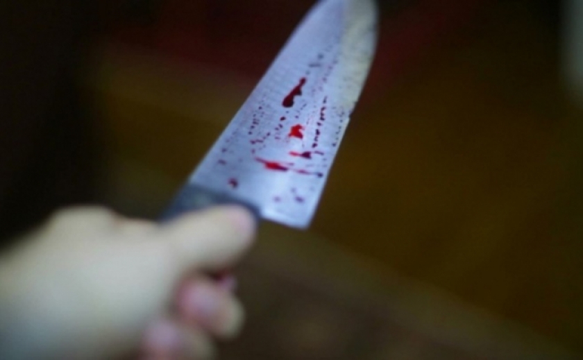 У Нікополі під час комендантської години чоловік напідпитку вдарив ножем двох «товарищів»