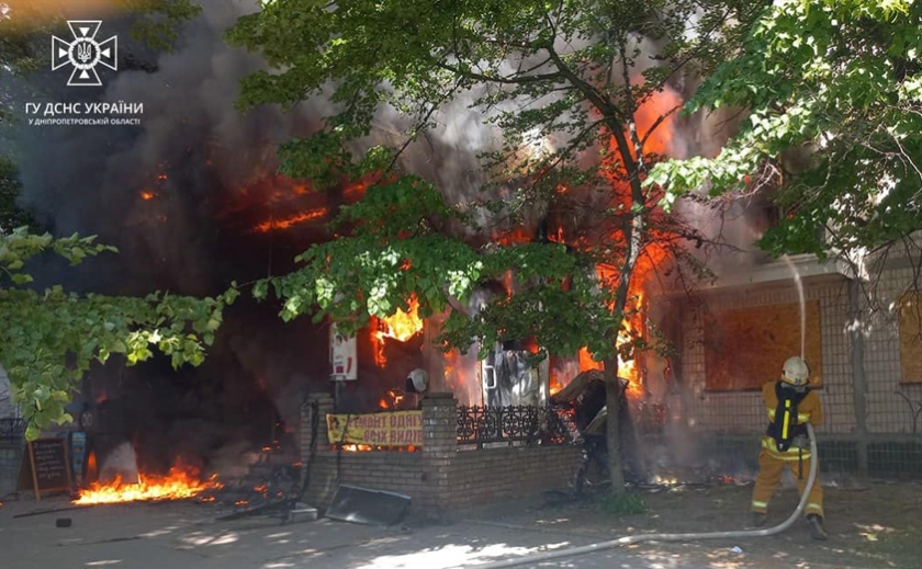 Рятувальники Нікополя загасили масштабну пожежу в магазині побутової техніки