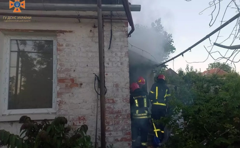 Існувала загроза перекидання вогню на дах: у Нікополі вогнеборці приборкали займання в житловому будинку