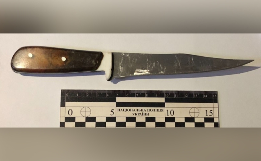 Вдарив гостя ножем у живіт: оперативники Нікополя затримали нападника