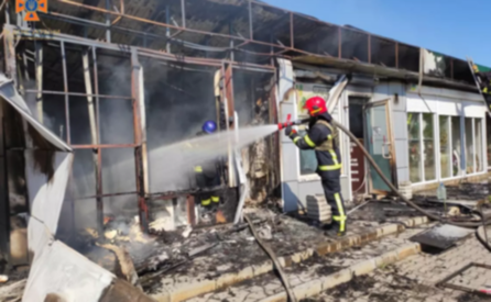 У Нікополі вогнеборці ліквідували пожежу в торгівельному павільйоні