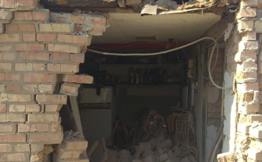 Правоохоронці документують наслідки: у Нікополі через російські обстріли поранено людину та зруйновано домівки