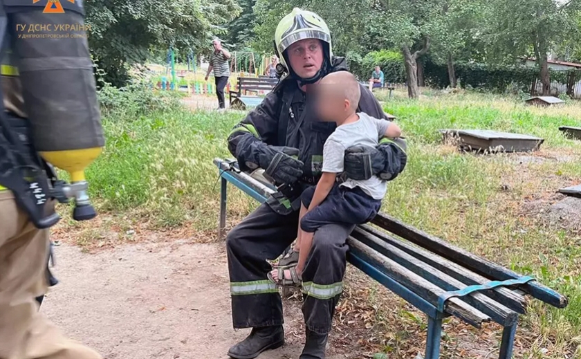 На пожежі у Нікополі вогнеборці врятували дитину 2017 року народження