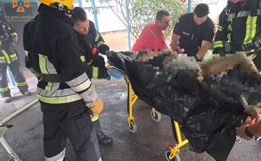 У Нікополі рятувальники дістали жінку з палаючої квартири
