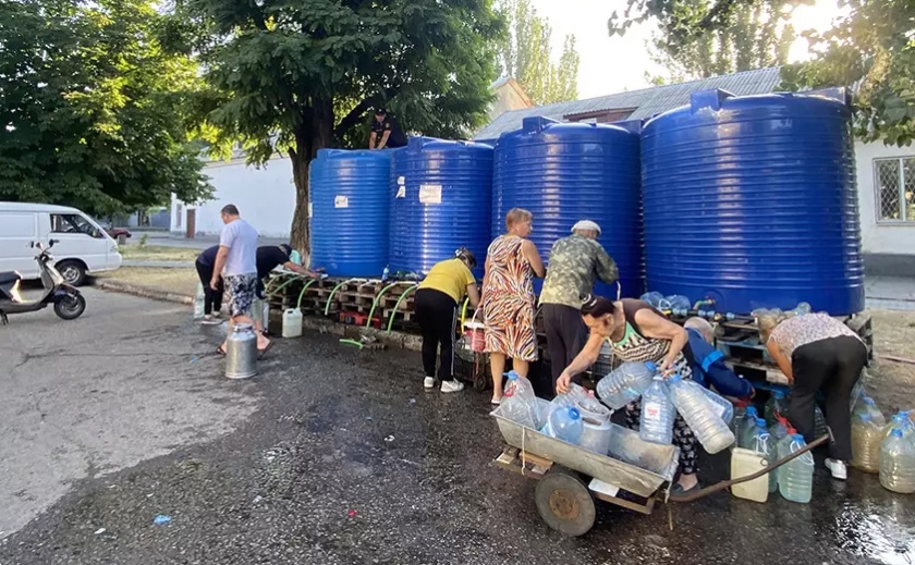 Рятувальники підвозять воду до досі зневоднених населених пунктів Дніпропетровщини