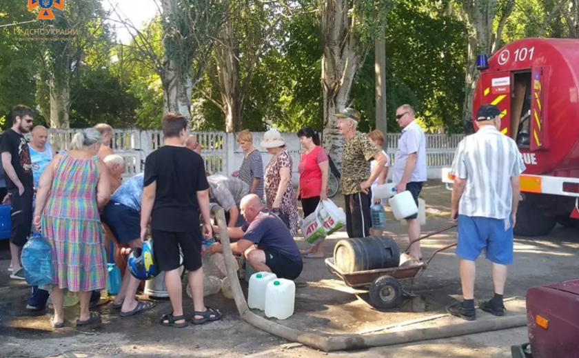 Рятувальники підвозять воду до зневоднених населених пунктів Дніпропетровщини: деталі