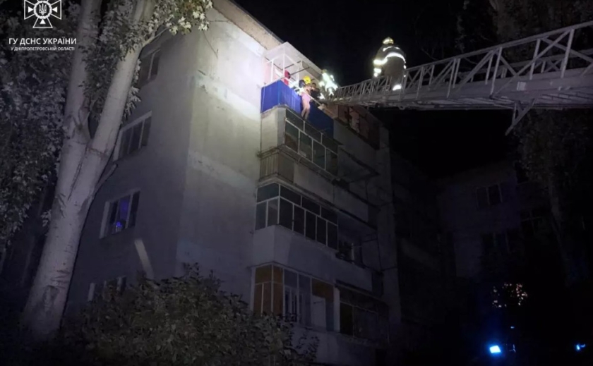 У Нікополі рятувальники надали допомогу жінці, яка застрягла на балконі