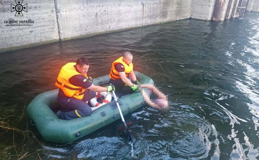 У Нікопольському районі рятувальники дістали з водойми тіло потопельника