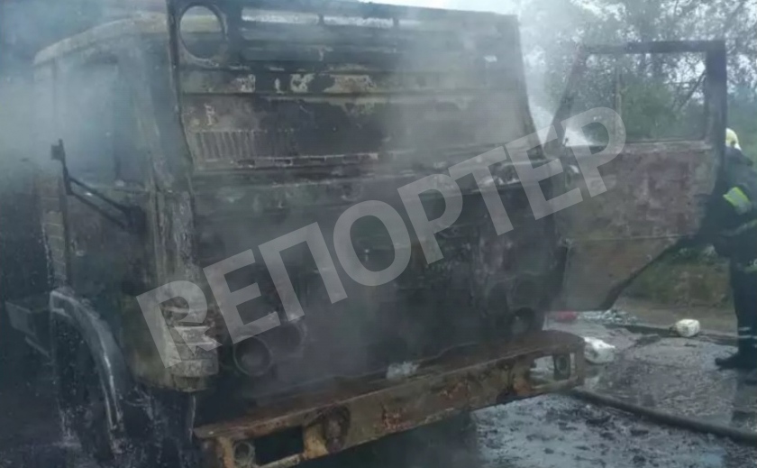 На шоссе Никополь–Днепр сгорел ветхий мусоровоз