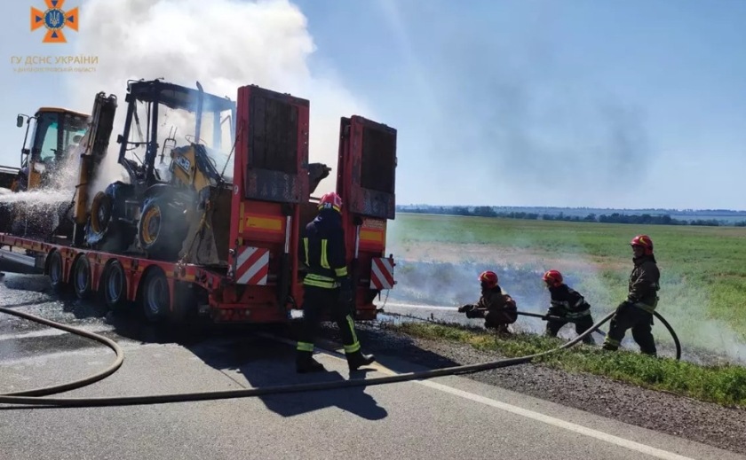 У Нікопольському районі рятувальник ліквідували пожежу в вантажному причепі, на якому знаходилось два трактори У Нікопольському районі рятувальник ліквідували пожежу в вантажному причепі, на якому знаходилось два трактори