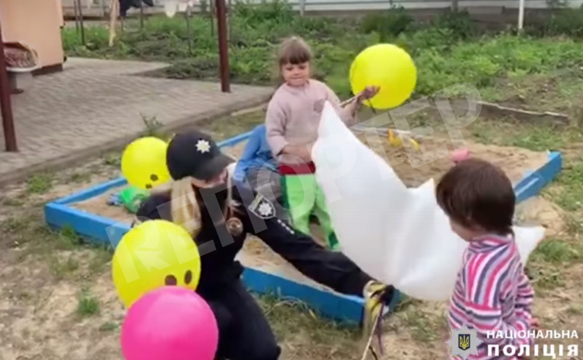 В Никополе полицейские дарят детям мороженное и воздушные шарики