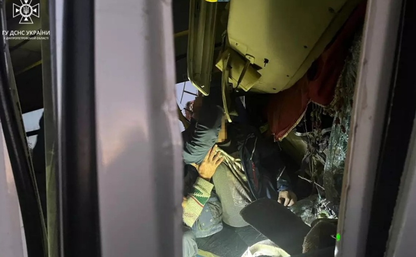У Нікополі рятувальники деблокували водія з пошкодженого внаслідок ДТП автобусу