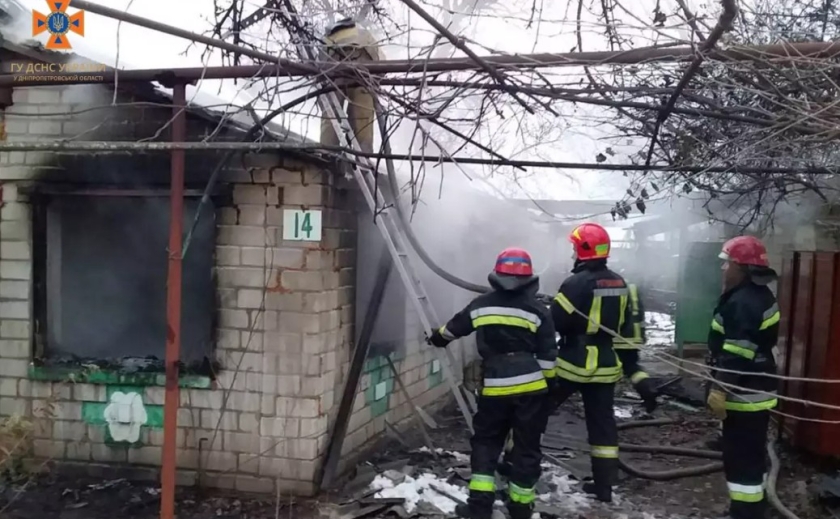 Вогонь охопив речі домашнього вжитку: у Нікопольському районі горів житловий будинок