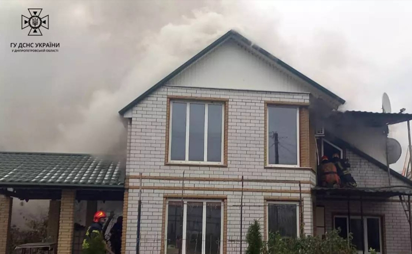 Надзвичайники Нікополя ліквідували пожежу в двоповерховому житловому будинку