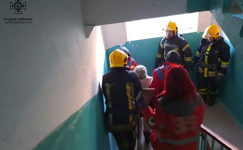 У Нікополі під час гасіння пожежі в квартирі, вогнеборці врятували жінку