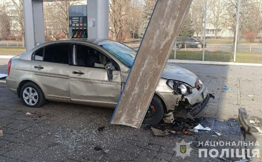 Через ворожі обстріли постраждали троє нікопольців: поліція Дніпропетровщини працює на місцях влучань
