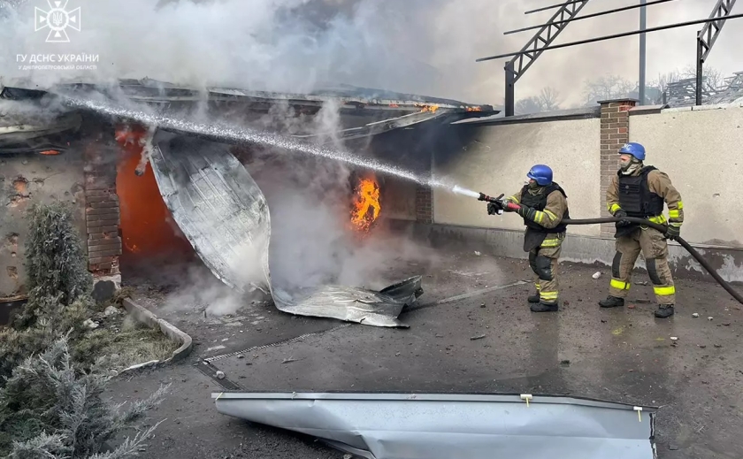У Нікополі рятувальники ліквідували пожежу на території приватного домоволодіння, яка виникла внаслідок ворожого обстрілу