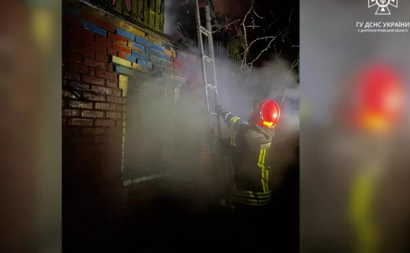 Горів дах та перекриття: у Нікопольському районі надзвичайники ліквідували пожежу у житловому будинку
