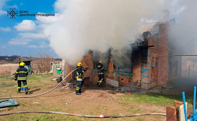 Надзвичайники Нікопольщини загасили палаючий будинок