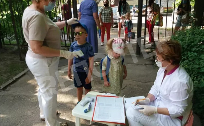 В Никополе детей караулят медсестры