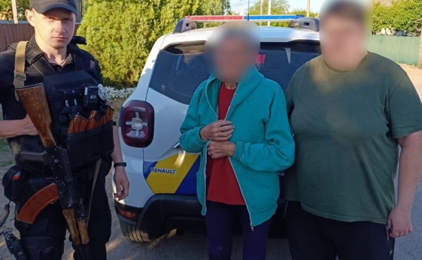 Блукала по вулиці та просила повернути її додому: у Нікополі правоохоронці допомогли 86-річній жінці
