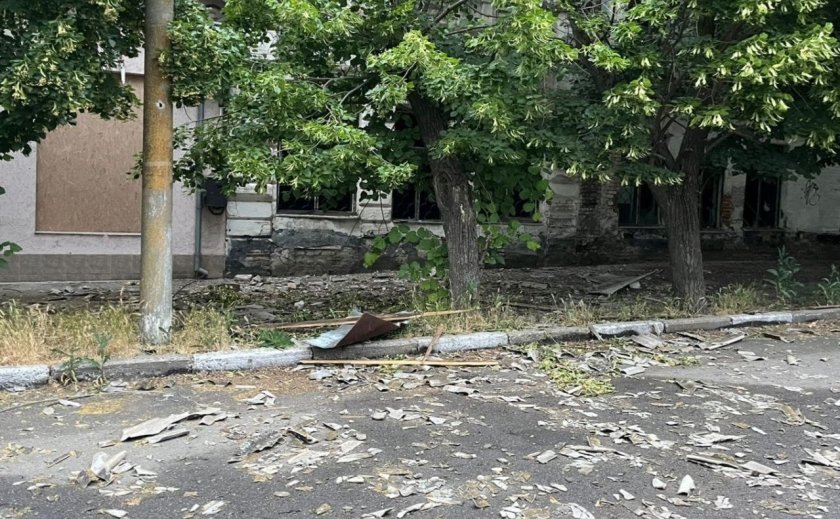 Ворог двічі за ніч обстріляв Нікопольщину: люди не постраждали Ворог двічі за ніч обстріляв Нікопольщину: люди не постраждали