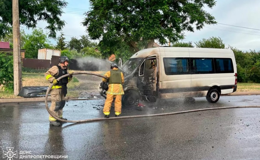 У результаті ворожого обстрілу Нікопольщини зайнялося маршрутне таксі: травмовано 4 людини