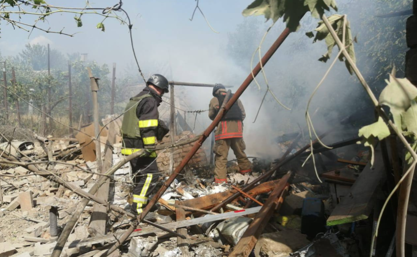 Вогнеборці Нікополя ліквідували пожежу, що виникла внаслідок ворожого обстрілу Вогнеборці Нікополя ліквідували пожежу, що виникла внаслідок ворожого обстрілу