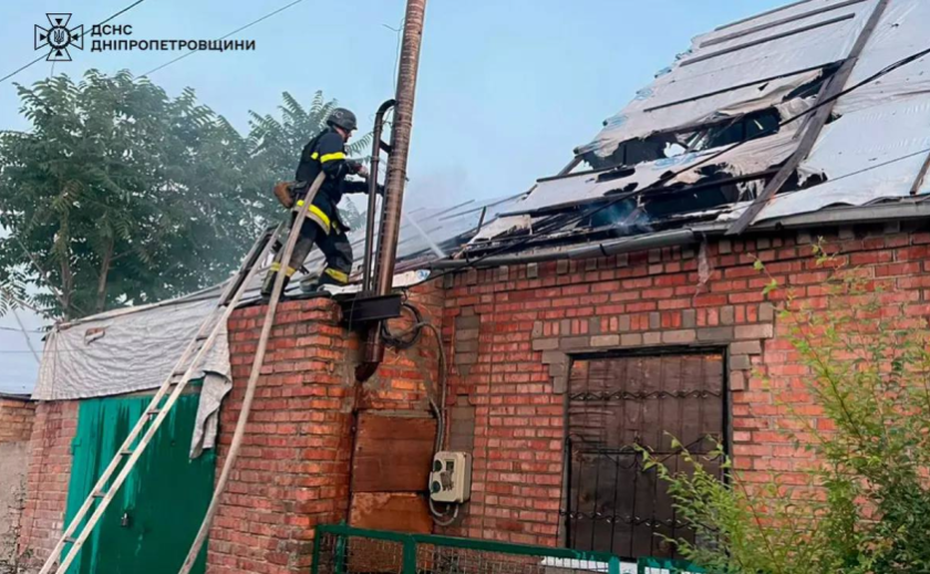 Нікопольські рятувальники ліквідували загорання будинку, що сталося внаслідок ворожого обстрілу