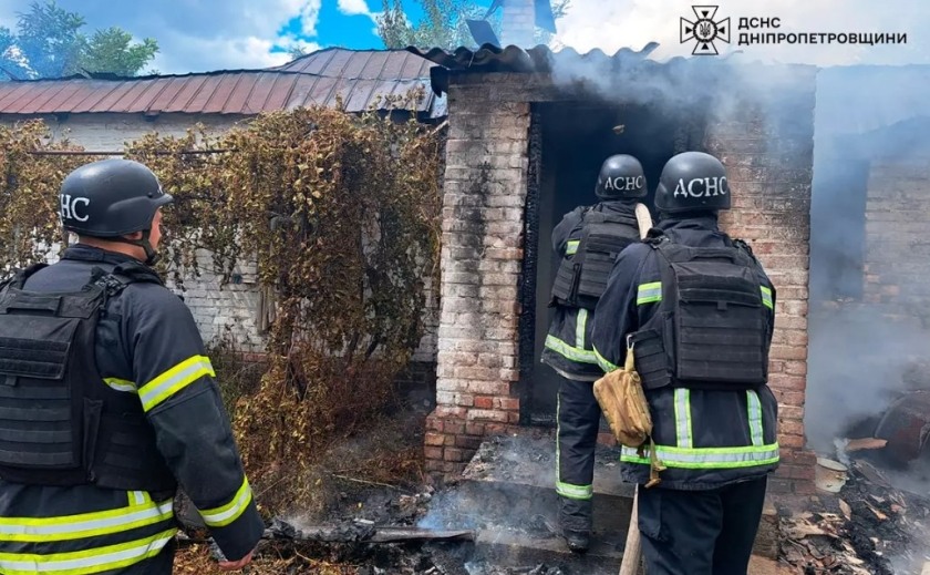 У Нікопольському районі вогнеборці ліквідували пожежі, що виникли внаслідок обстрілу